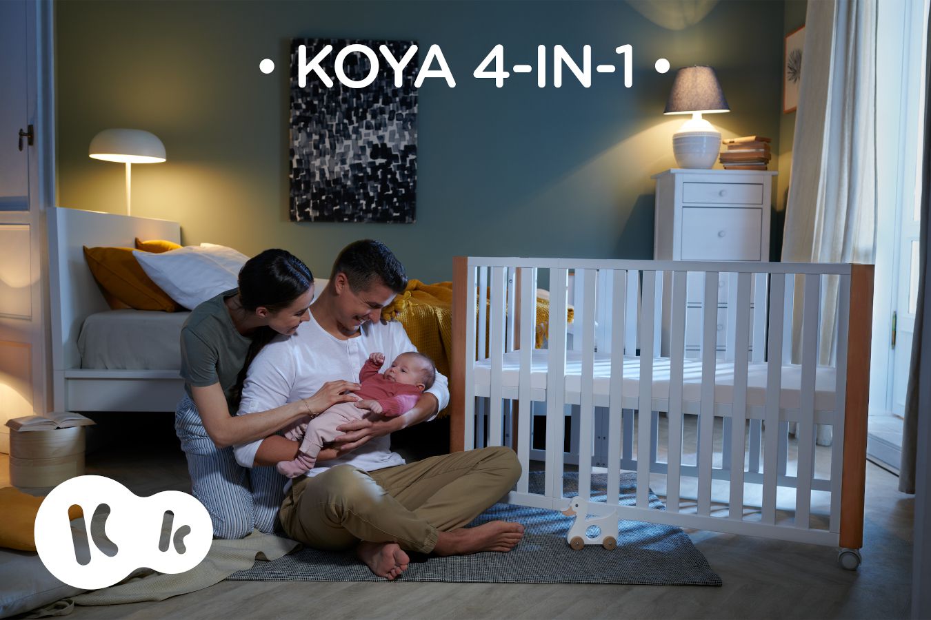 À la maison, les parents sont assis avec leur enfant près du lit KOYA écrit KOYA 4IN1.